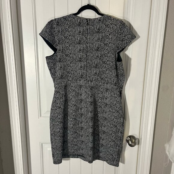 Express Plus Size XL Black White Knit Sheath Form Fitting Cap Sleeve Stretch - Picture 2 of 5